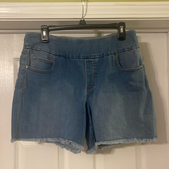 Sugar Magnolia - medium wash pull on blue jean shorts - size M - Picture 1 of 5